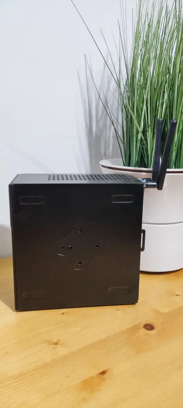 ASRock DeskMini X300W Mini PC – R5 Pro 2400G, 16GB DDR4 3200 in Desktop Computers in Trenton - Image 4