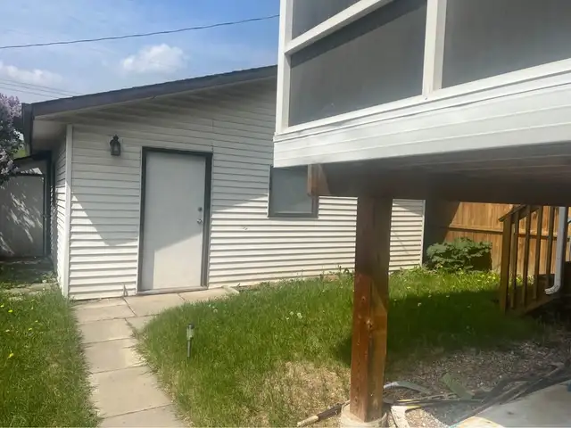 3 Bedroom 1.5 Bath House (Shared home) in Room Rentals & Roommates in Calgary - Image 7