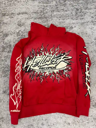 Size M Worn a few times, not much at all. Looking to sell asap! Feel free to ask any questions