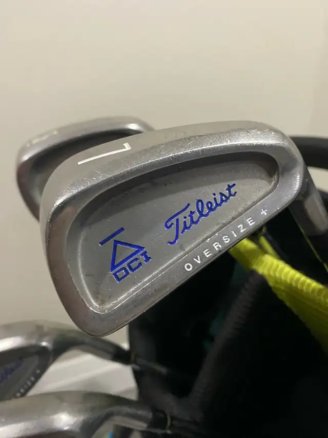 Titleist DCI irons plus stand bag in Golf in Barrie - Image 3