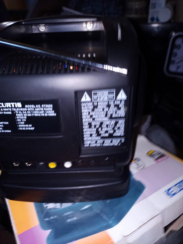 CURTIS  PORTABLE  5" BLACK & WHITE TV  AM - FM  RADIO in Other in Sarnia - Image 4