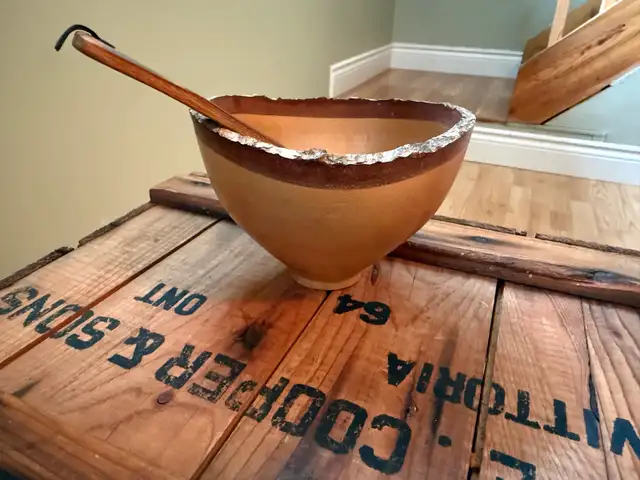 VTG Handmade Wood BOWL RAW LIVE edge w/hand painted SPOON in Arts & Collectibles in Ottawa - Image 7
