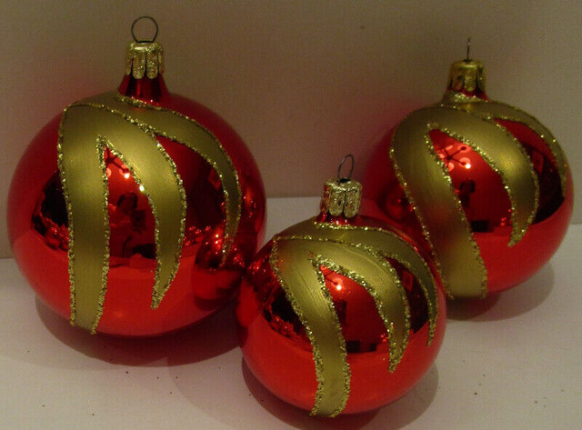 17 POLAND RED & GOLD GLASS HANGING ORNAMENTS, NOT USED in Arts & Collectibles in Hamilton - Image 4