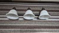 Fixture de lampe plafonnier   à   trois ampoules incandescentes.