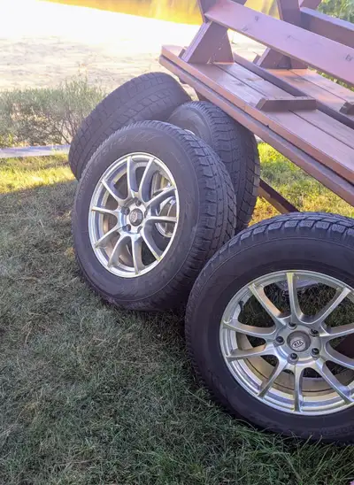 Mag, 235/65R 17 avec pneus toyo observe GSI 5, était sur une kia sorento, viens avec des tapis Weath...