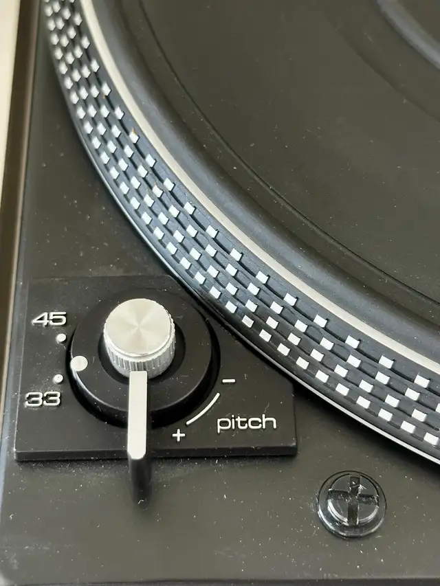 Dual 506 Belt Drive Turntable w/ Shure Cartridge in Stereo Systems & Home Theatre in Calgary - Image 6
