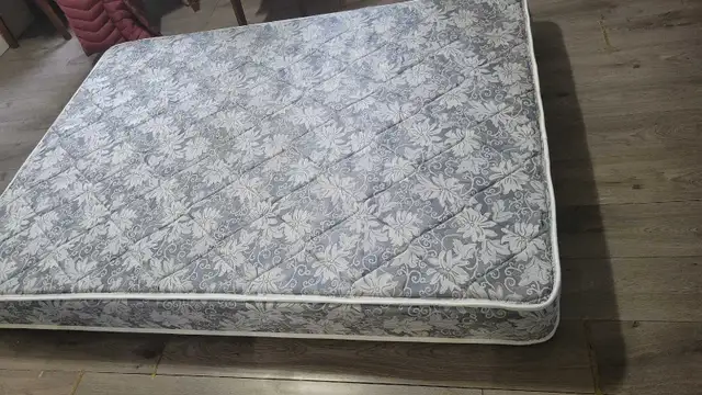 queen mattress in Beds & Mattresses in Richmond - Image 2