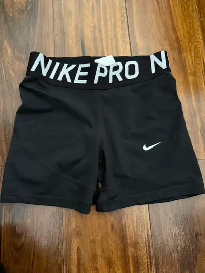 Vêtement neuf et usagers XS/S femme, View more