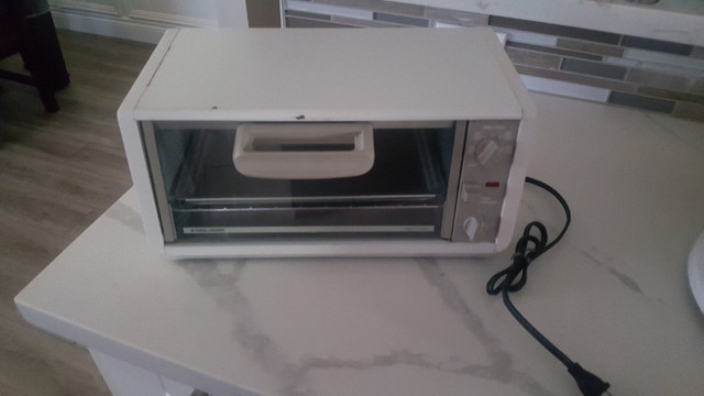 Black & Decker Toast R Oven - PRICE REDUCED  in Toasters & Toaster Ovens in Belleville