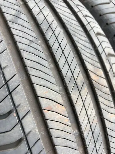 Pneus Michelin 2 pneus 255/50r19 107H et 2 pneus 235/55r19 107H presque neuf 1000 km environ , (peu...