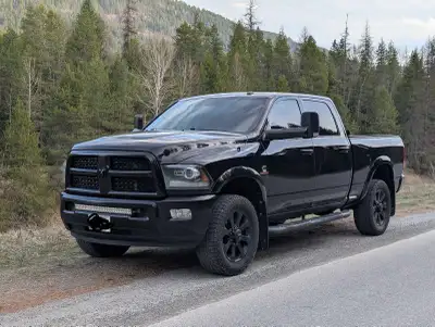 2014 Ram 3500 Laramie, 389,886km, 6.7 Cummins, B&W Companion 5th wheel hitch, air bags, grid heater...
