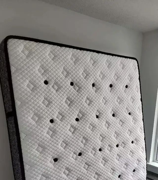 Quick sale a year queen size mattress and a funiturn628632814666271224