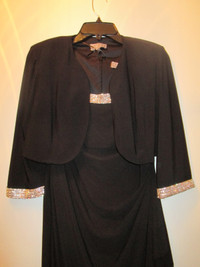 Robe noire grandeur 8-10 très stylée et élégante