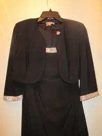 Robe noire grandeur 8-10 très stylée et élégante