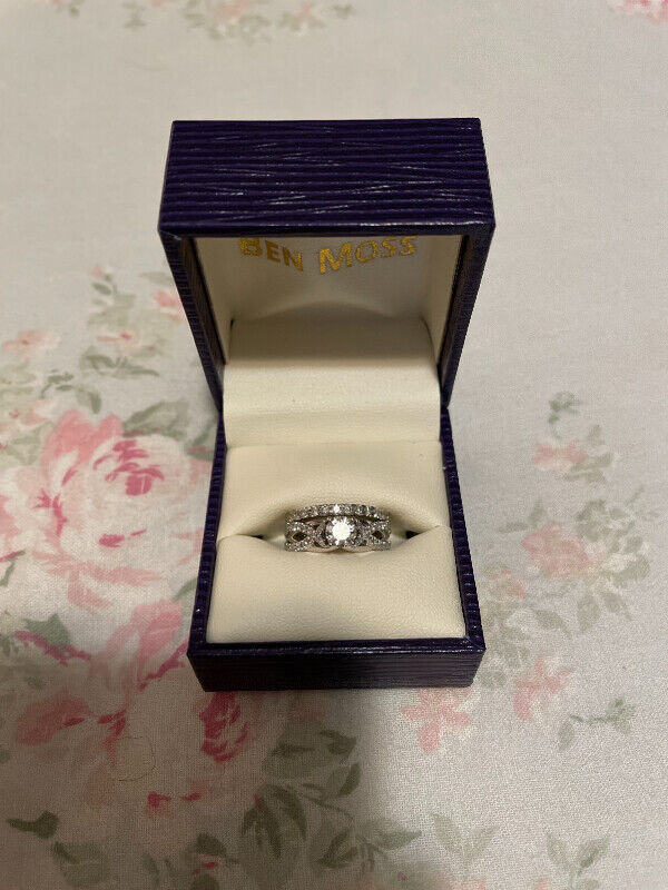 REDUCED LIKE NEW engagement and wedding ring set: 2,000 in Jewellery & Watches in Kingston