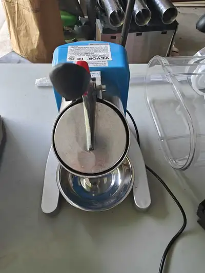 This Vevor ice crusher is perfect for making snow cones and other icy treats! It's a manual machine,...