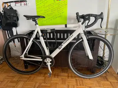 Selling in amazing condition, comes with lock, single speed road bike, perfect for anyone 5’5- 5’9 i...