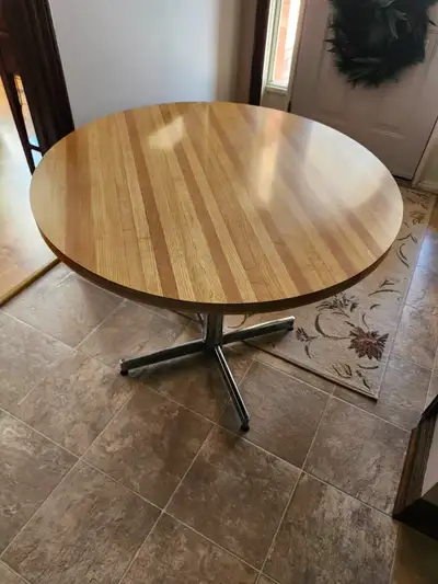 This is a very solidly built kitchen table with Chrome legs and an 1 1/4" thick mint condition Formi...