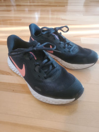 Nike Running shoe junior size 6 /women us size 8