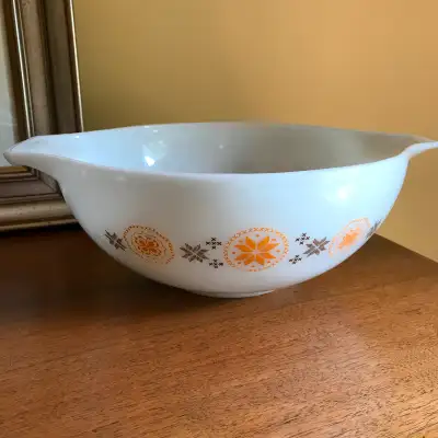 Large Pyrex Town and Country Cinderella Mixing Bowl 444 4 Quart. This bowl has some grey scuff marks...