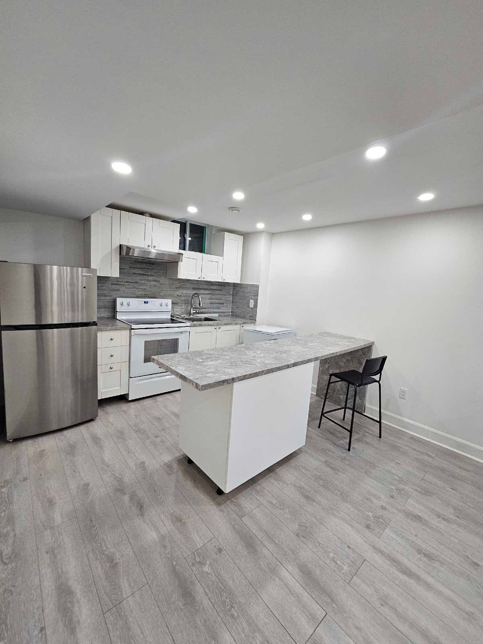 Clean basement apartment,Yonge and Worthington - Richmond Hill 5