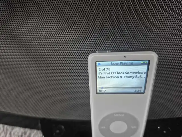 Bose SoundDock plus adapter...ipod shown to show working in Speakers in Oshawa / Durham Region - Image 3