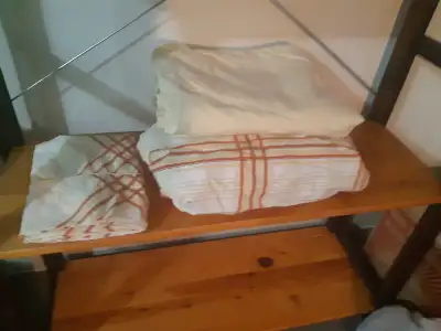 REDUCED $20 Set of Queen Sheets Pllowcases, vintage pattern, View more