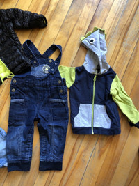 Salopette en jeans et chandail-capuchon-zippé  (12 mois) 