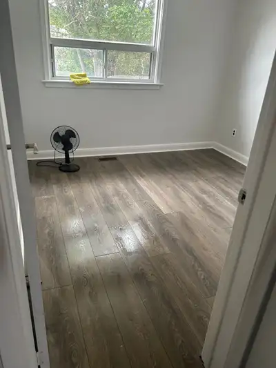 Newly renovated house, room is perfect for college students or single people. 3 minute walk to bus s...