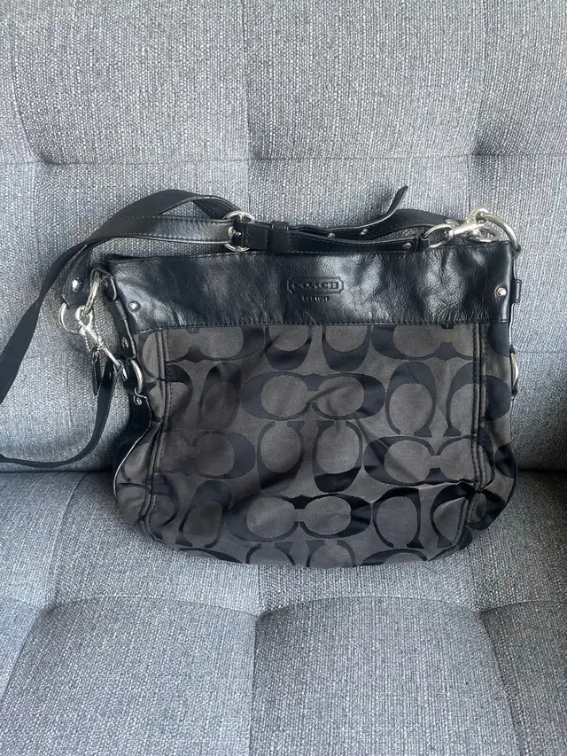 Coach Vintage Zoe crossbody & shoulder Bag in Women's - Bags & Wallets in Mississauga / Peel Region - Image 2