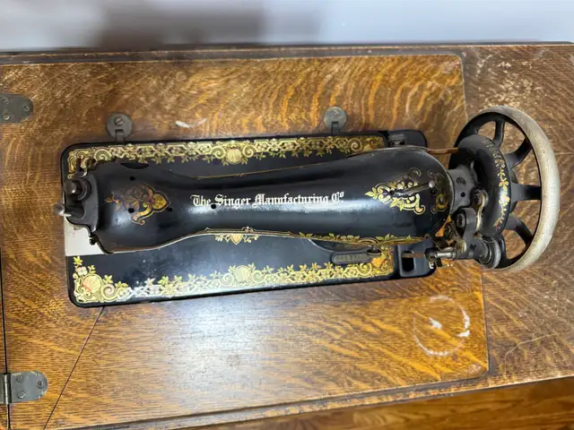Antique Singer Sewing Machine 1913 in Arts & Collectibles in City of Toronto - Image 5