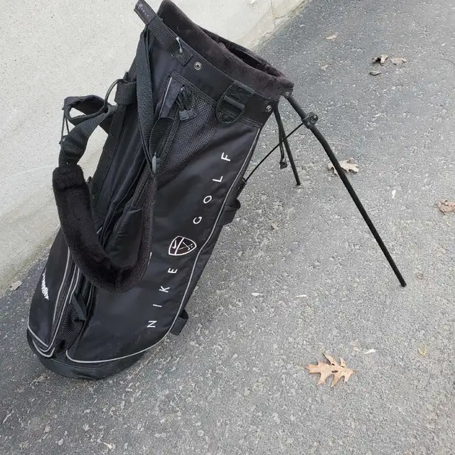 NIKE Stand Golf Bag with Back Straps Great condition in Golf in Barrie - Image 2