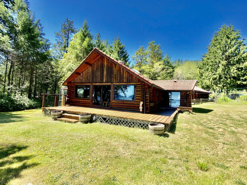 A rare magical property on 5.14 acres on Pender Island! Houses for