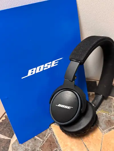 The Bose SoundLink On-Ear headphones are compact, wireless Bluetooth headphones designed for everyda...