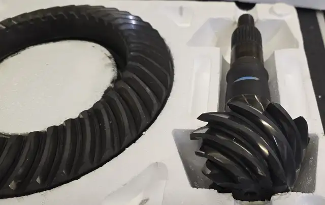 Ford 8.8 Rear End Ring And Pinion 4.10 Ratio in Transmission & Drivetrain in Calgary - Image 4