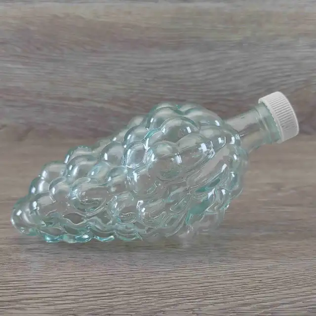 VINTAGE 1970s pair Glass Grape Clusters Decanters GREEN & CLEAR in Arts & Collectibles in City of Toronto - Image 7