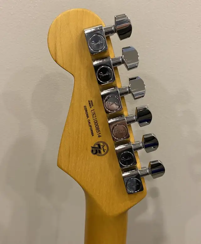 **MINT** 2022 Fender American Pro II Stratocaster Guitar in Guitars in Markham / York Region - Image 7