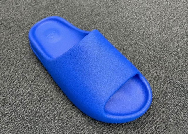 Yeezy Slide "Azure" in Men's Shoes in Sudbury - Image 2