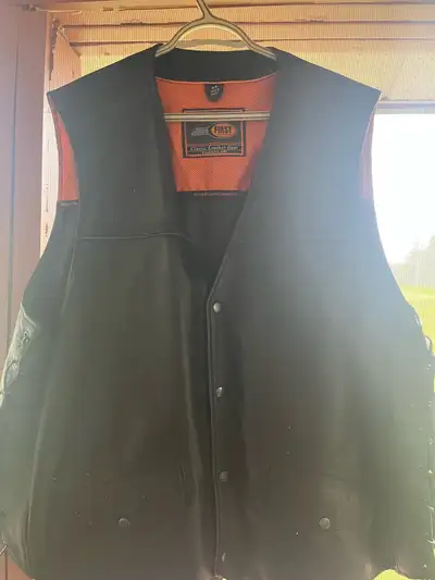 Leather riding vest. Tie up sides. Size 4xl. Asking $50. Pick up is in portage la prairie. Delivery...