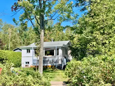 Charmant petit chalet fraîchement rénové au bord du lac Magog ! 2 chambres à coucher (1 lit queen et...