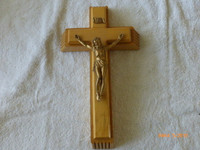 Crucifix viatique en bois avec corpus doré
