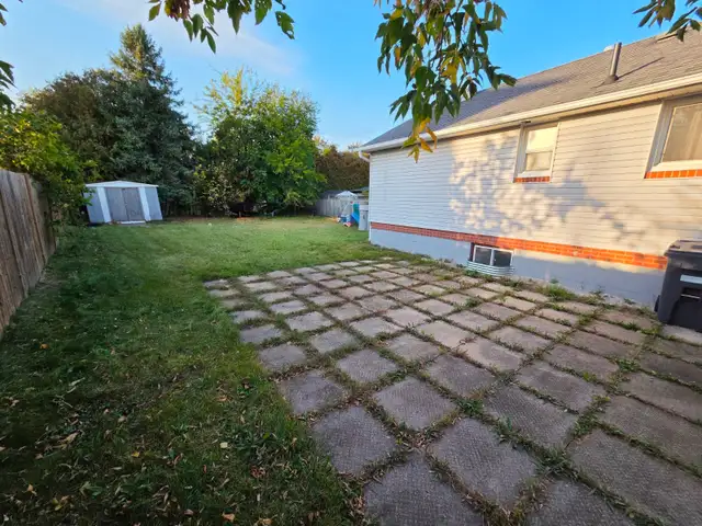3 Bedroom House with basement & yard for rent near Georgetown GO
