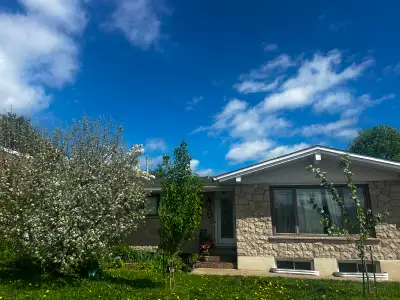 Bungalow bien situé dans un secteur établi de Gatineau, offrant un accès stratégique aux principaux...