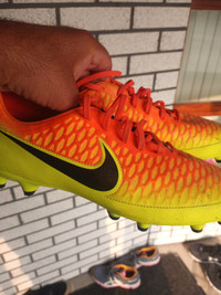 NIKE MAGISTA SOCCER SHOES