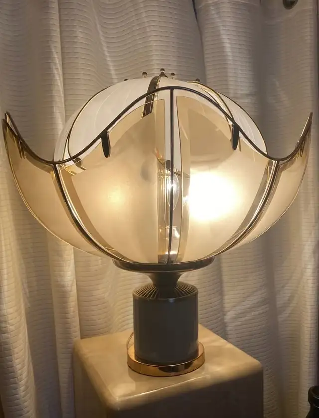 Wide Mid Century Amber Tinted Tulip Glass Table Lamp - $200 Cash in Indoor Lighting & Fans in City of Montréal - Image 9