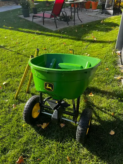 Je vends un épandeur John Deere pour tracteur. J’ai aussi 2 barres afin de pouvoir le pousser manuel...