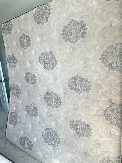 King size mattress Posturepedic classic Delivery available at extra cost