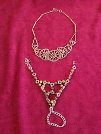 Collier et bijou de main.