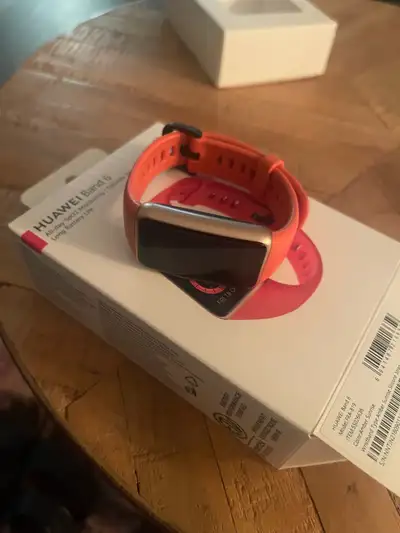 .Selling a Huawei Band 6 in excellent condition. Works perfectly and comes with the original box. Fe...