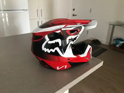 casque de motocross, VTT, Fox V1, porté 3 fois, flash au boutte , gr Large, boite originale, comme n...